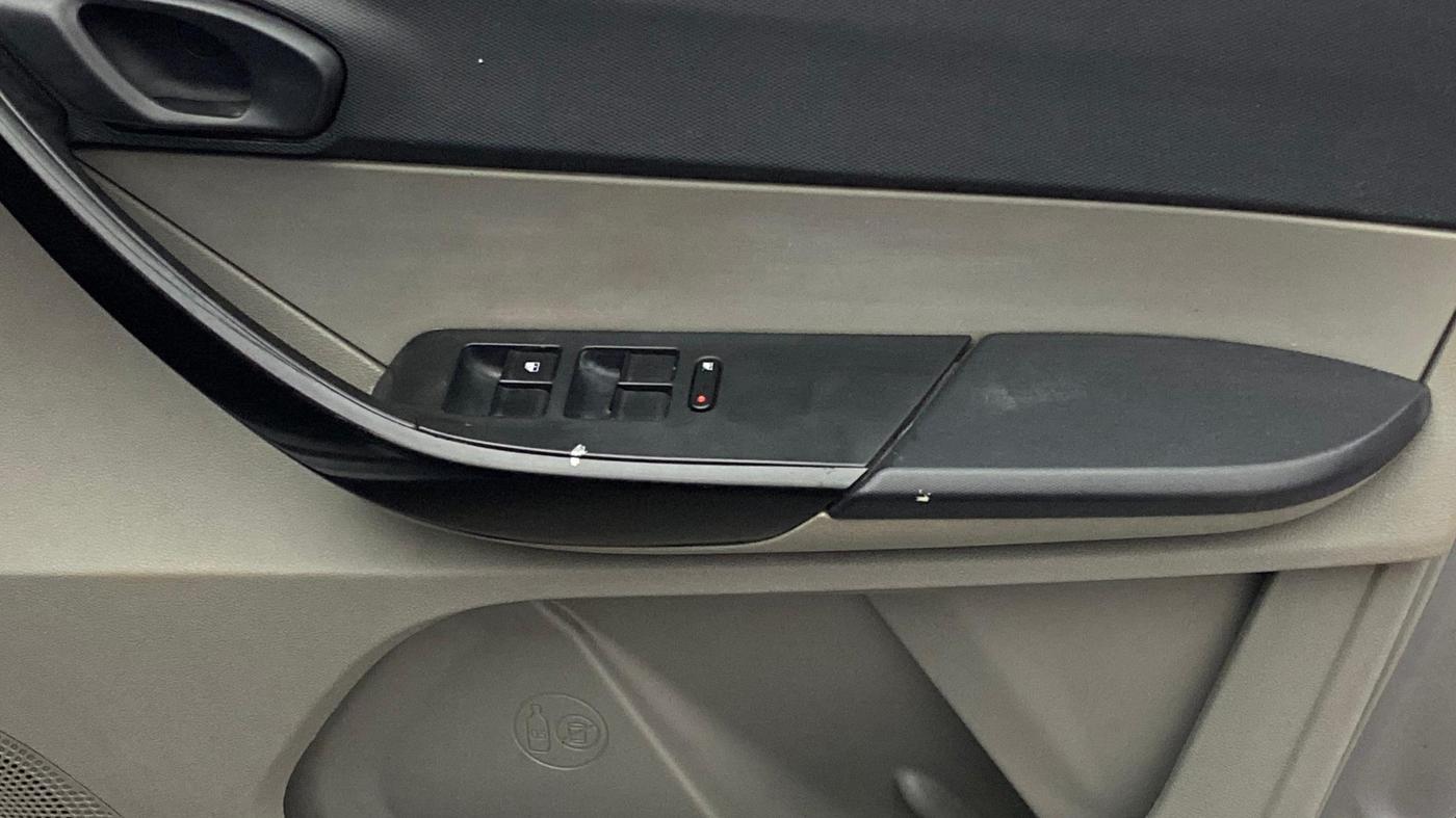 2019 Tata Tiago XT PETROL, Petrol, Manual, 1,03,955 km, Driver Side Door Panels Control