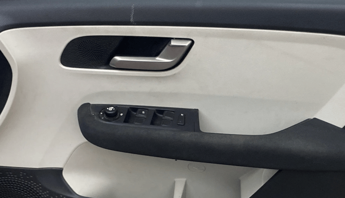 2023 Tata ALTROZ XZ + SUNROOF, Petrol, Manual, 32,388 km, Driver Side Door Panels Control