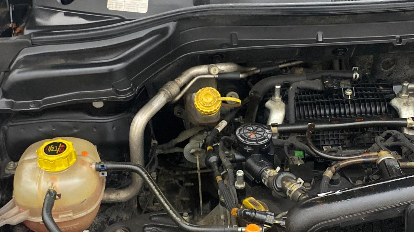 2023 Mahindra XUV300 W4 1.2 PETROL, Petrol, Manual, 68,057 km, Engine View - Right