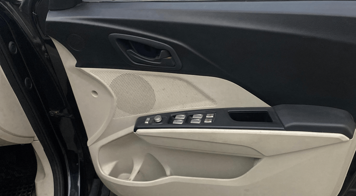 2023 Mahindra XUV300 W4 1.2 PETROL, Petrol, Manual, 68,057 km, Driver Side Door Panels Control