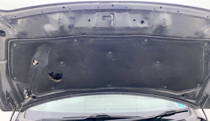 2012 Maruti Ertiga VDI, Diesel, Manual, 1,46,414 km, Bonnet (hood) - Insulation cover has minor damage