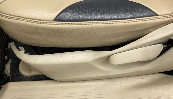 2012 Maruti Ertiga VDI, Diesel, Manual, 1,46,414 km, Second-row left seat - Seat side trim has minor damage