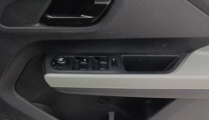 2022 Tata PUNCH ADVENTURE MT, Petrol, Manual, 31,646 km, Driver Side Door Panels Control