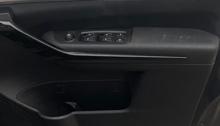 2022 Mahindra XUV700 AX 5 D MT 5 STR, Diesel, Manual, 61,792 km, Driver Side Door Panels Control