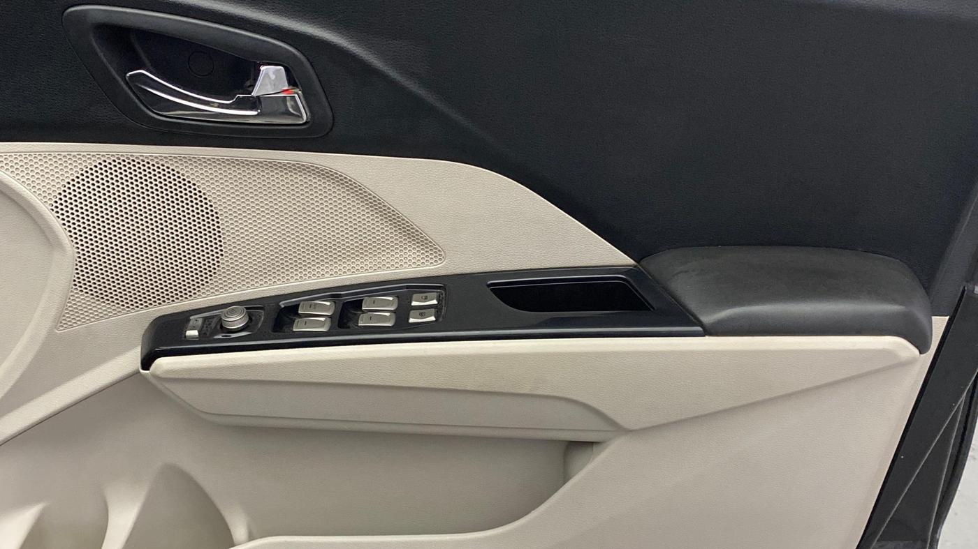 2020 Mahindra XUV300 W8 1.5 DIESEL, Diesel, Manual, 1,18,911 km, Driver Side Door Panels Control