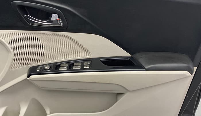 2020 Mahindra XUV300 W8 1.5 DIESEL AMT, Diesel, Automatic, 1,18,911 km, Driver Side Door Panels Control