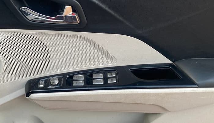 2022 Mahindra XUV300 W8 (O) 1.2 PETROL, Petrol, Manual, 35,807 km, Driver Side Door Panels Control