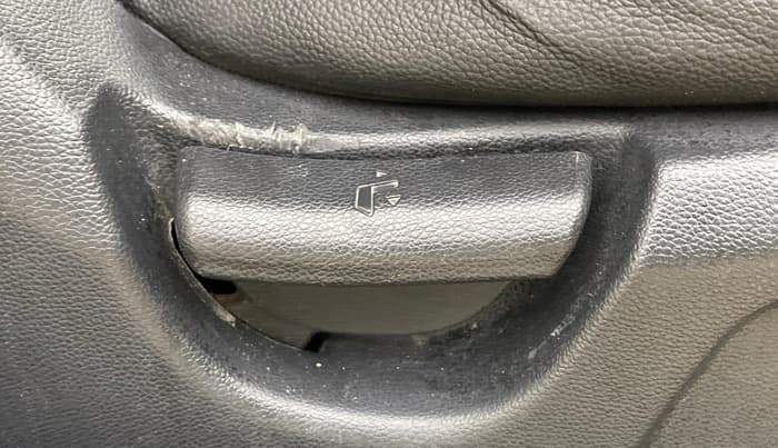 2017 Hyundai Elite i20 MAGNA 1.4 AT, Petrol, Automatic, 88,272 km, Driver Side Adjustment Panel