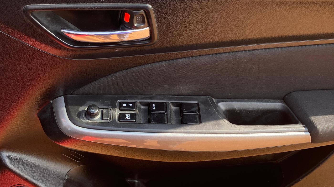 2018 Maruti Swift ZXI AMT, Petrol, Automatic, 1,49,965 km, Driver Side Door Panels Control