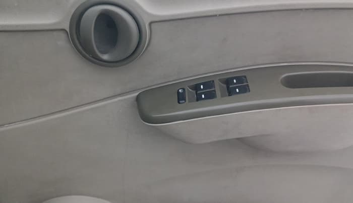 2013 Mahindra Quanto C4, Diesel, Manual, 73,926 km, Driver Side Door Panels Control