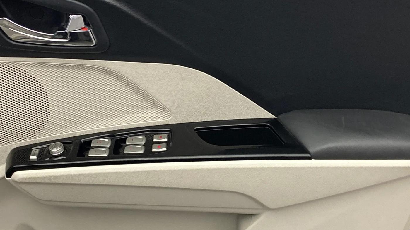 2023 Mahindra XUV300 W8 (O) 1.2 PETROL, Petrol, Manual, 20,347 km, Driver Side Door Panels Control