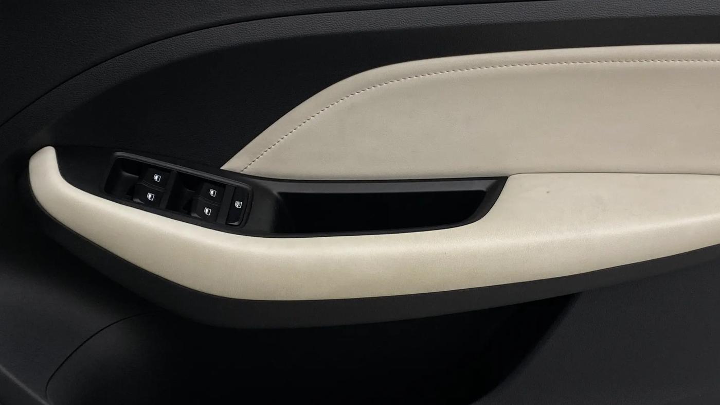2022 MG ASTOR STYLE 1.5 MT, Petrol, Manual, 33,264 km, Driver Side Door Panels Control
