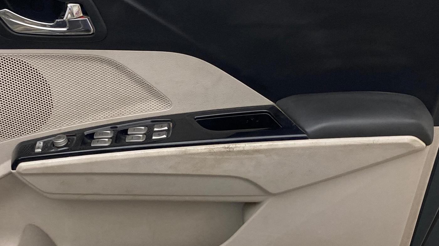 2020 Mahindra XUV300 W8 (O) 1.2 PETROL, Petrol, Manual, 96,192 km, Driver Side Door Panels Control