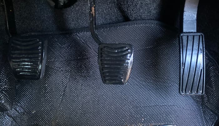 2016 Mahindra Kuv100 K4 PLUS 6 STR, Petrol, Manual, 65,758 km, Pedals