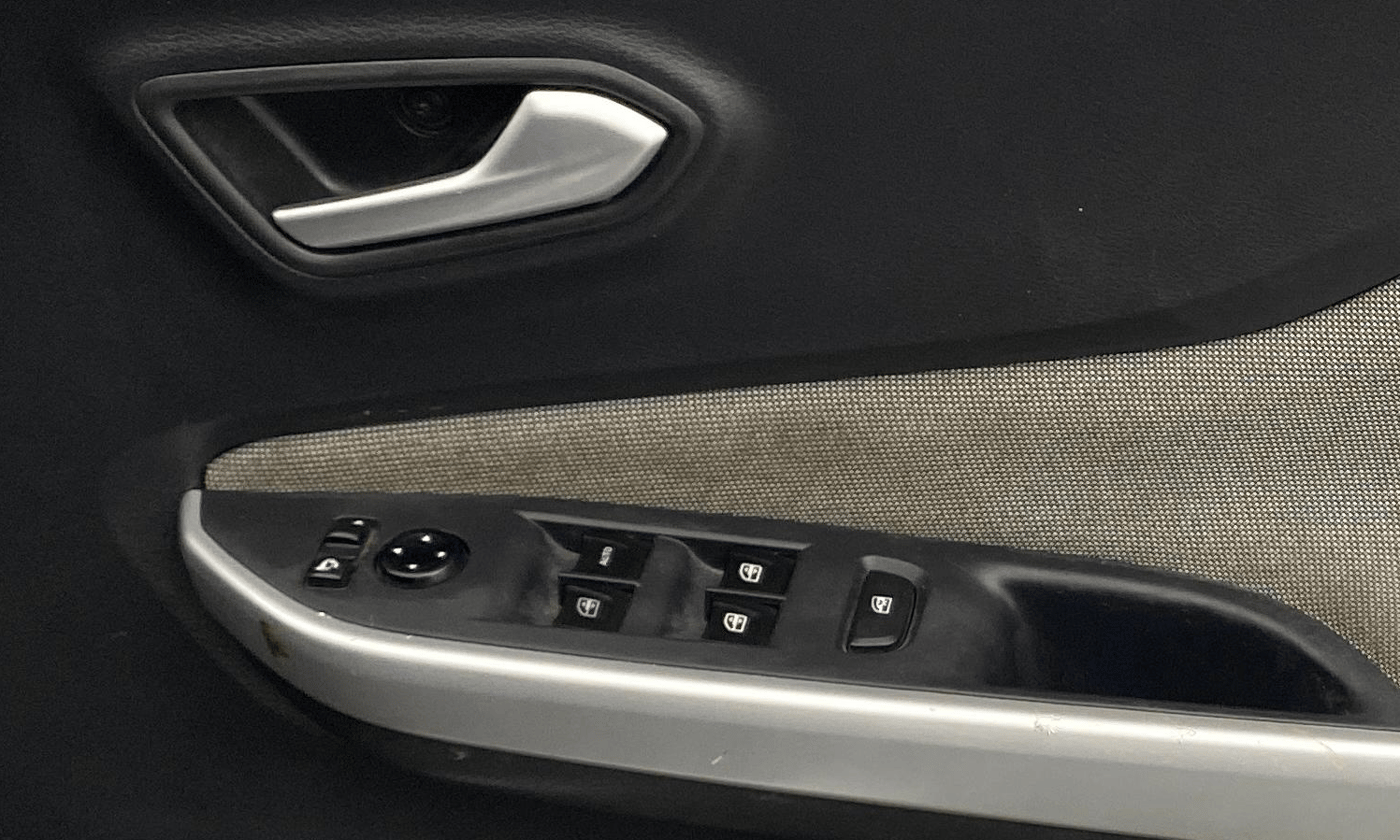 2021 Nissan MAGNITE XV MT, Petrol, Manual, 1,21,424 km, Driver Side Door Panels Control