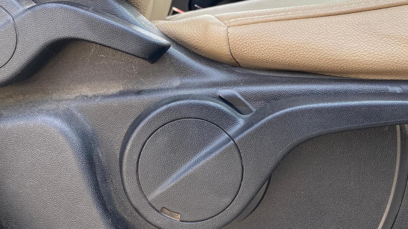 2018 Mahindra XUV500 W7, Diesel, Manual, 1,03,059 km, Driver Side Adjustment Panel