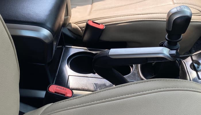 2018 Mahindra XUV500 W7, Diesel, Manual, 1,03,059 km, Gear Lever