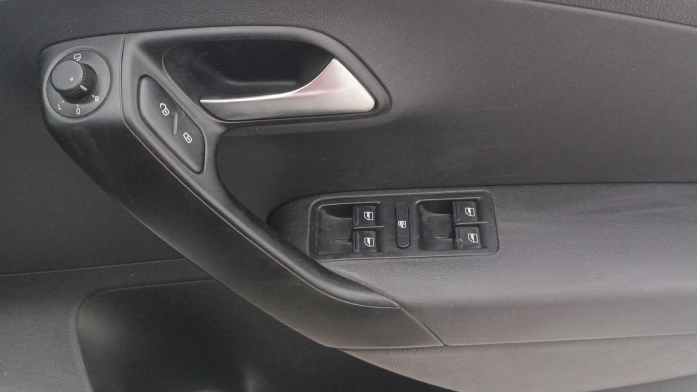 2021 Volkswagen Polo HIGHLINE PLUS 1.0, Petrol, Manual, 1,08,645 km, Driver Side Door Panels Control