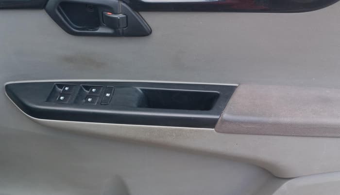2016 Mahindra Kuv100 K6 PLUS 6 STR, Petrol, Manual, 82,743 km, Driver Side Door Panels Control