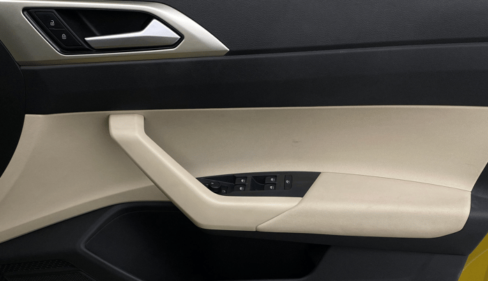 2022 Volkswagen VIRTUS HIGHLINE TSI 1.0 MT, Petrol, Manual, 31,468 km, Driver Side Door Panels Control