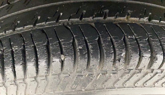2014 Maruti Swift Dzire VXI, Petrol, Manual, 35,152 km, Left Front Tyre Tread