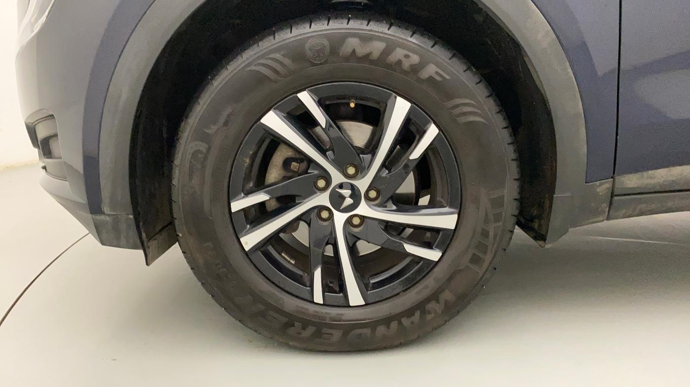2022 Mahindra XUV700 MX D MT 5 STR, Diesel, Manual, 16,237 km, Left Front Wheel