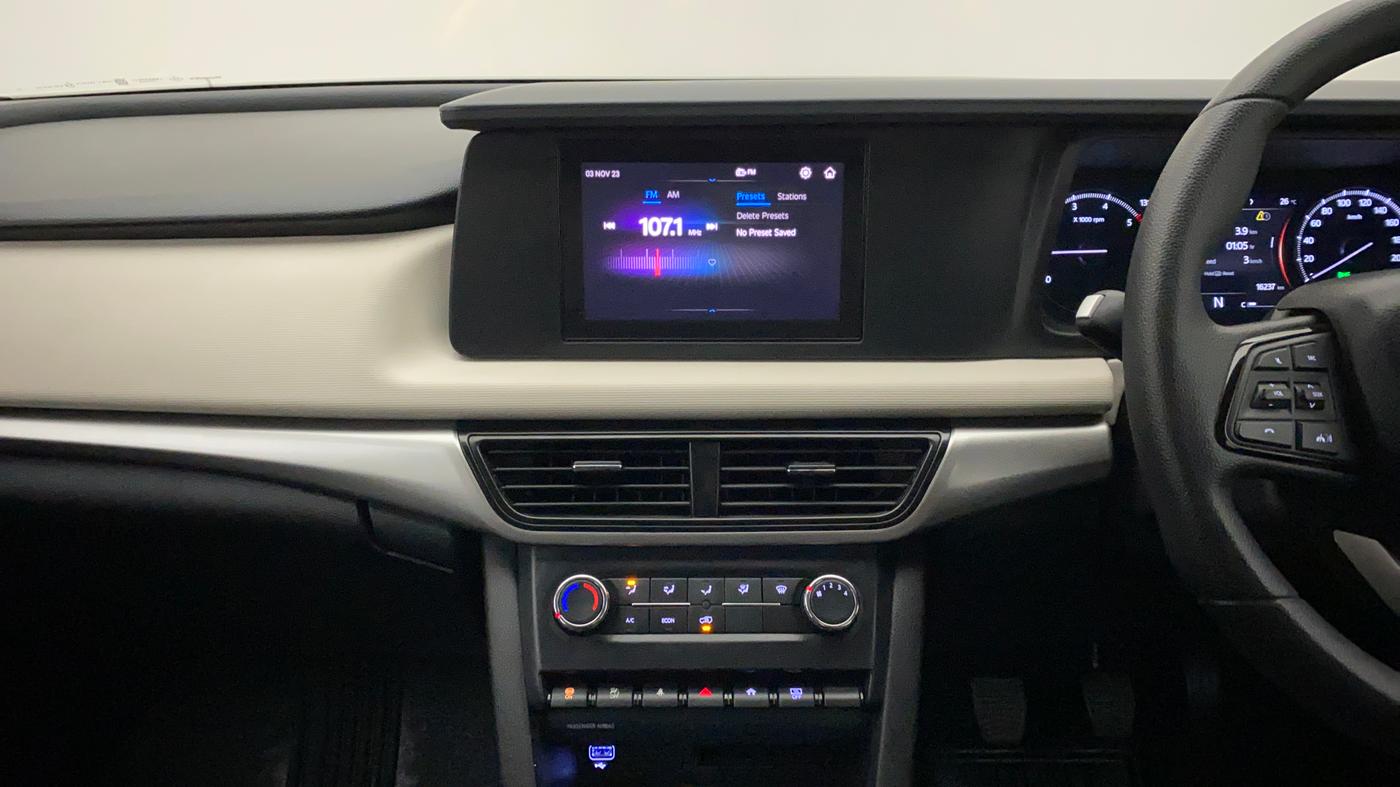 2022 Mahindra XUV700 MX D MT 5 STR, Diesel, Manual, 16,237 km, Air Conditioner