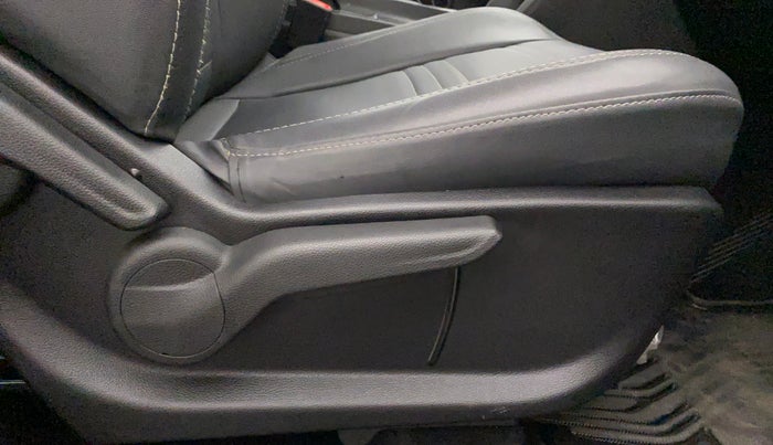 2022 Mahindra XUV700 MX D MT 5 STR, Diesel, Manual, 16,237 km, Driver Side Adjustment Panel