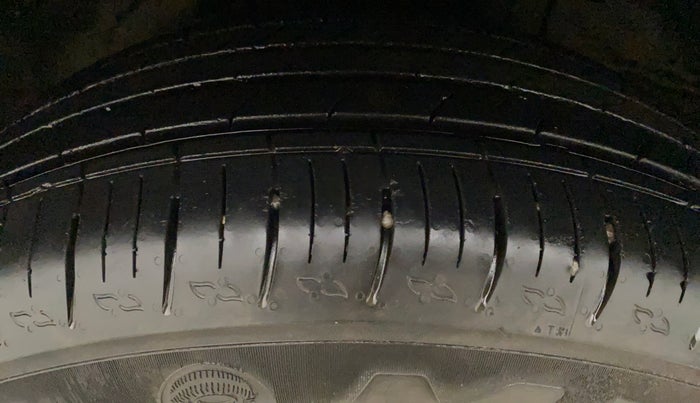 2022 Mahindra XUV700 MX D MT 5 STR, Diesel, Manual, 16,237 km, Left Front Tyre Tread