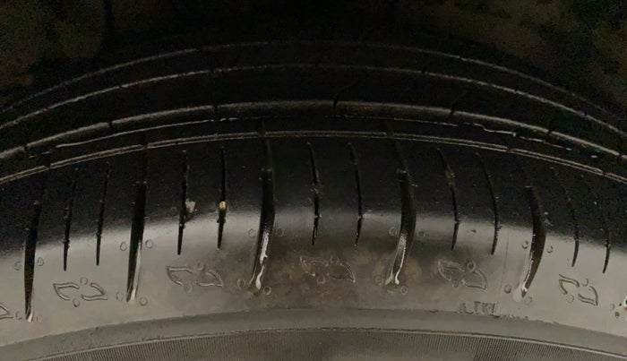 2022 Mahindra XUV700 MX D MT 5 STR, Diesel, Manual, 16,237 km, Right Front Tyre Tread