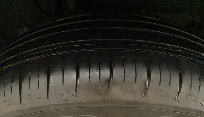 2022 Mahindra XUV700 MX D MT 5 STR, Diesel, Manual, 16,237 km, Right Rear Tyre Tread