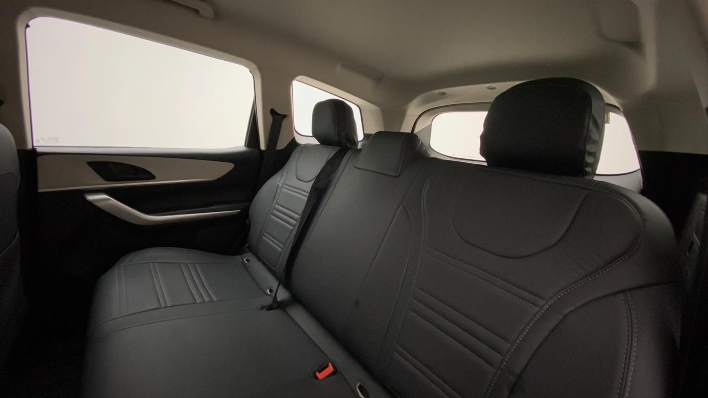 2022 Mahindra XUV700 MX D MT 5 STR, Diesel, Manual, 16,237 km, Right Side Rear Door Cabin