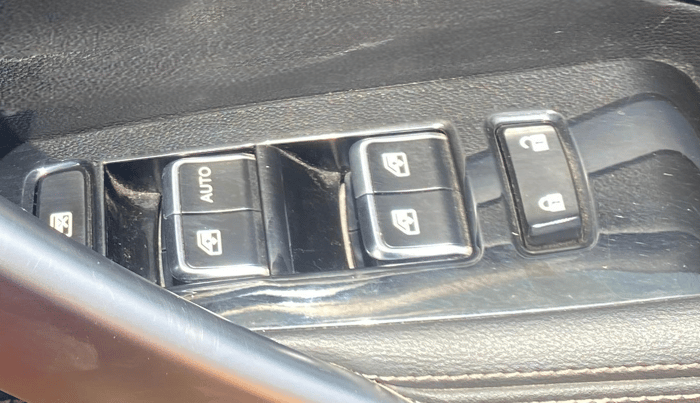 2019 MG HECTOR SHARP 1.5 DCT PETROL, Petrol, Automatic, 31,759 km, Driver Side Door Panels Control
