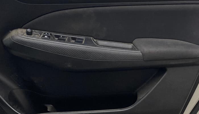 2021 Maruti Swift VXI, Petrol, Manual, 72,290 km, Driver Side Door Panels Control