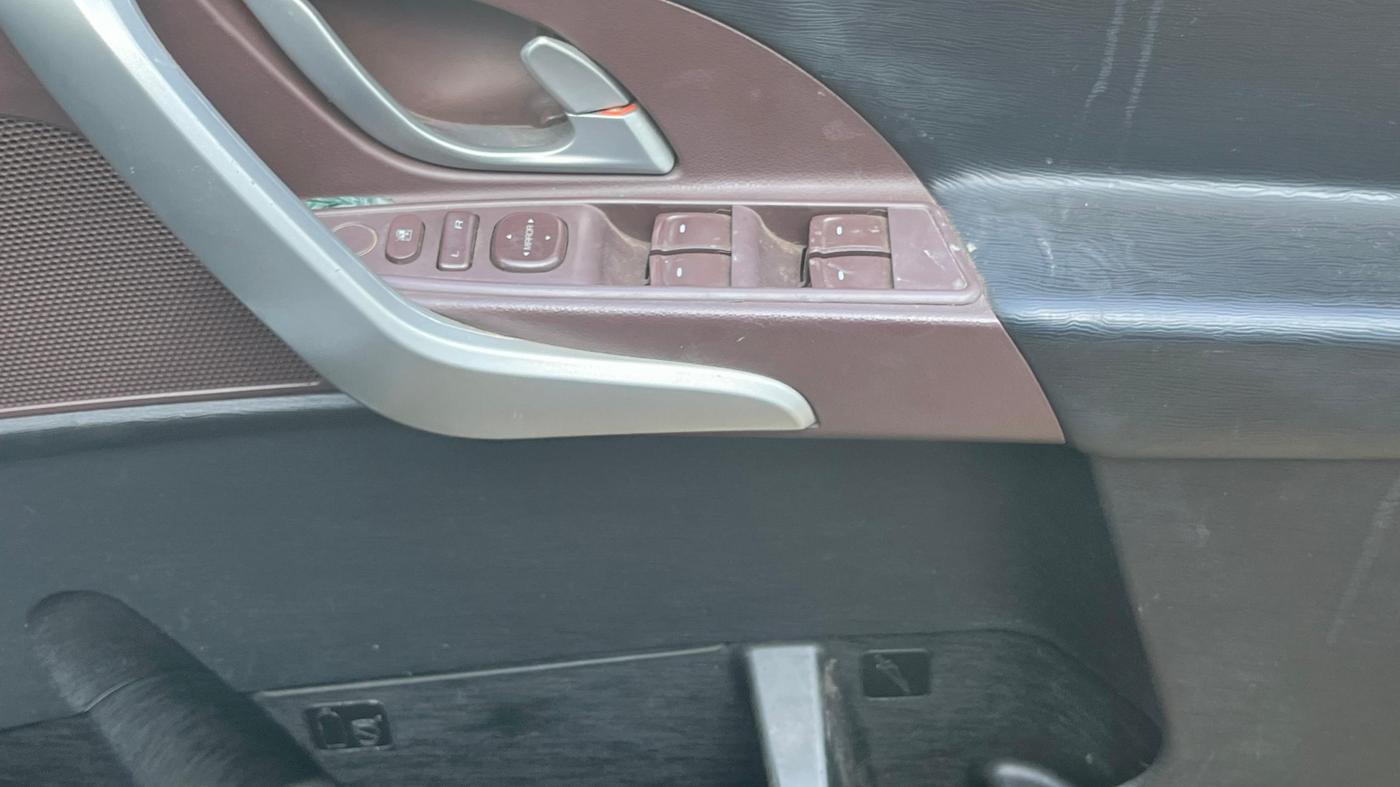 2013 Mahindra XUV500 W6, Diesel, Manual, 1,26,648 km, Driver Side Door Panels Control