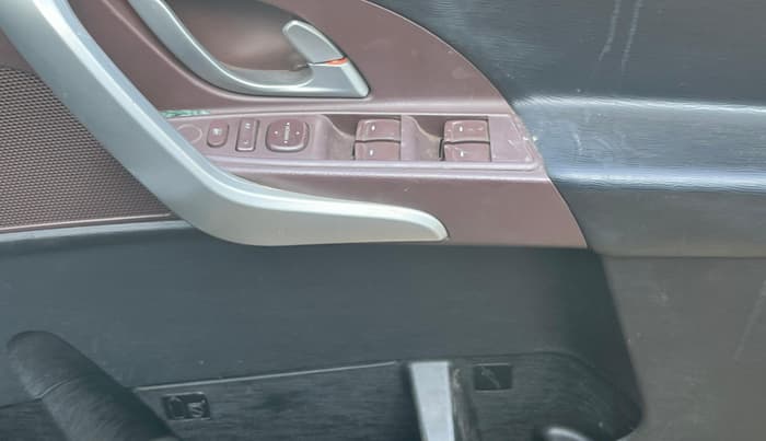 2013 Mahindra XUV500 W6, Diesel, Manual, 1,26,648 km, Driver Side Door Panels Control