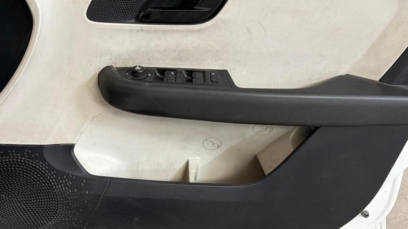 2024 Tata ALTROZ XM PLUS CNG, CNG, Manual, 61,558 km, Driver Side Door Panels Control