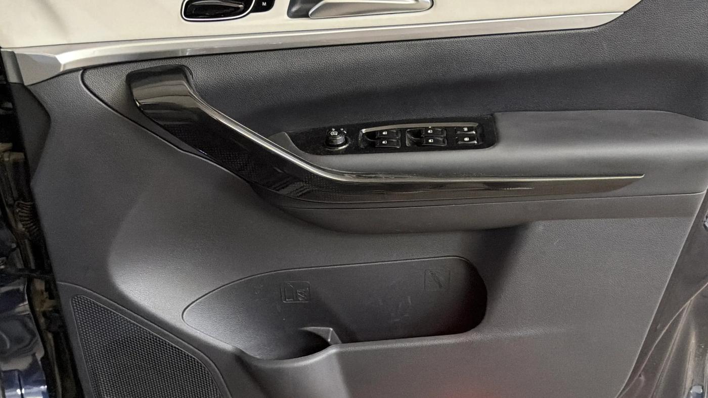 2025 Mahindra XUV700 AX 7 P MT 7 STR, Petrol, Manual, 6,361 km, Driver Side Door Panels Control