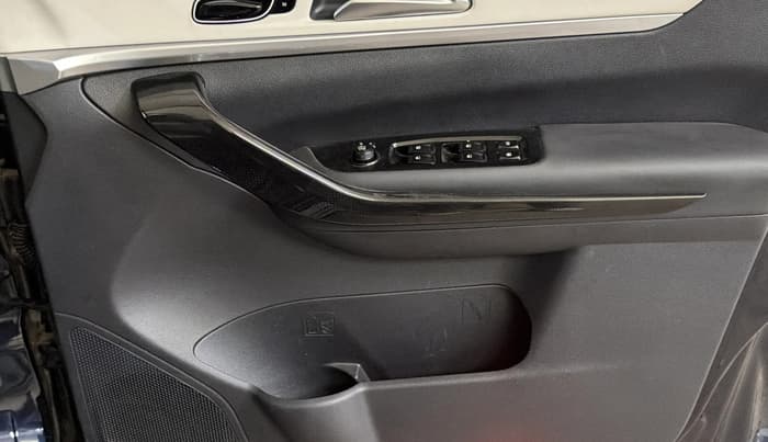 2025 Mahindra XUV700 AX 7 P MT 7 STR, Petrol, Manual, 6,361 km, Driver Side Door Panels Control