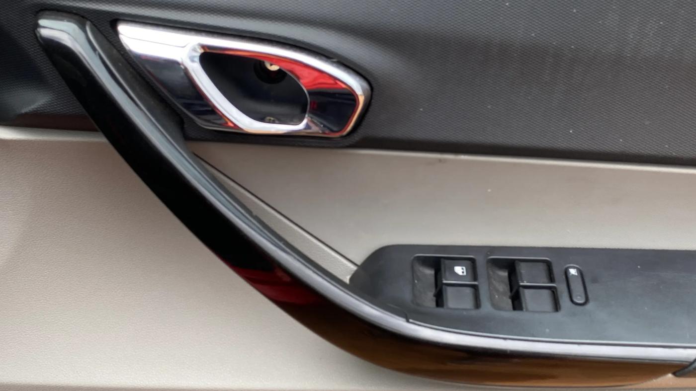 2017 Tata Tiago XZA PETROL, Petrol, Automatic, 25,078 km, Driver Side Door Panels Control