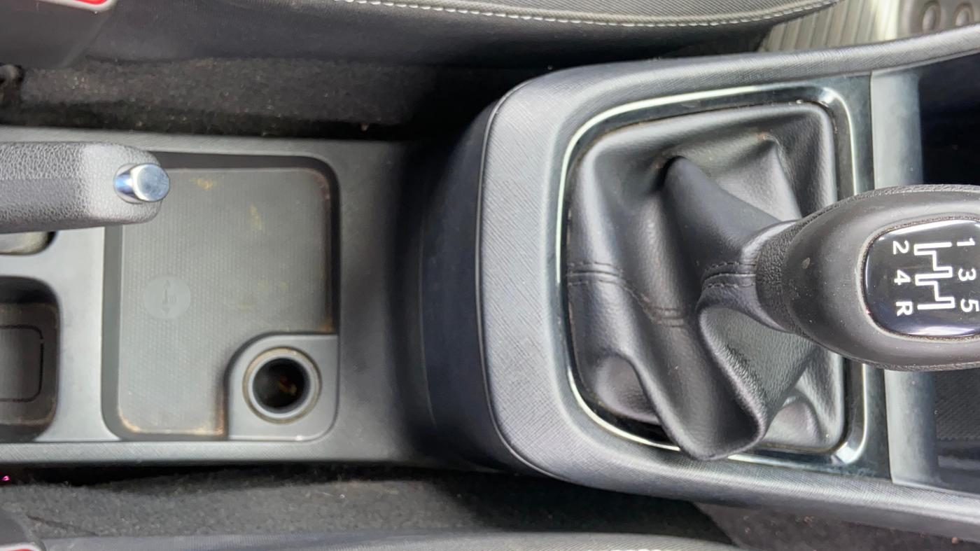 2023 Tata PUNCH ADVENTURE CAMO MT, Petrol, Manual, 32,792 km, Gear Lever