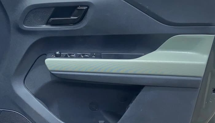 2023 Tata PUNCH ADVENTURE CAMO MT, Petrol, Manual, 32,753 km, Driver Side Door Panels Control