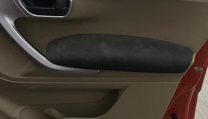 2018 Mahindra TUV300 T10 DUAL TONE, Diesel, Manual, 1,14,191 km, Driver Side Door Panels Control