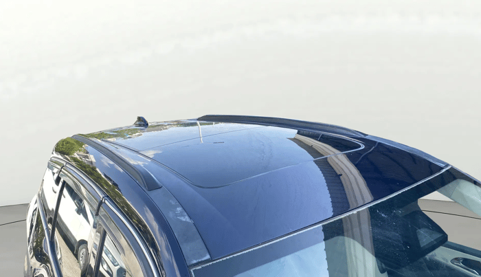 2021 Mahindra XUV700 AX 7 P AT 7 STR, Petrol, Automatic, 21,291 km, Moonroof/ Sunroof