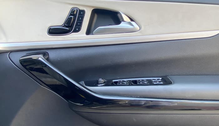 2021 Mahindra XUV700 AX 7 P AT 7 STR, Petrol, Automatic, 21,291 km, Driver Side Door Panels Control