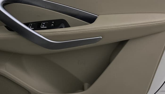2022 MG HECTOR SHARP 1.5 PETROL CVT, Petrol, Automatic, 56,667 km, Driver Side Door Panels Control