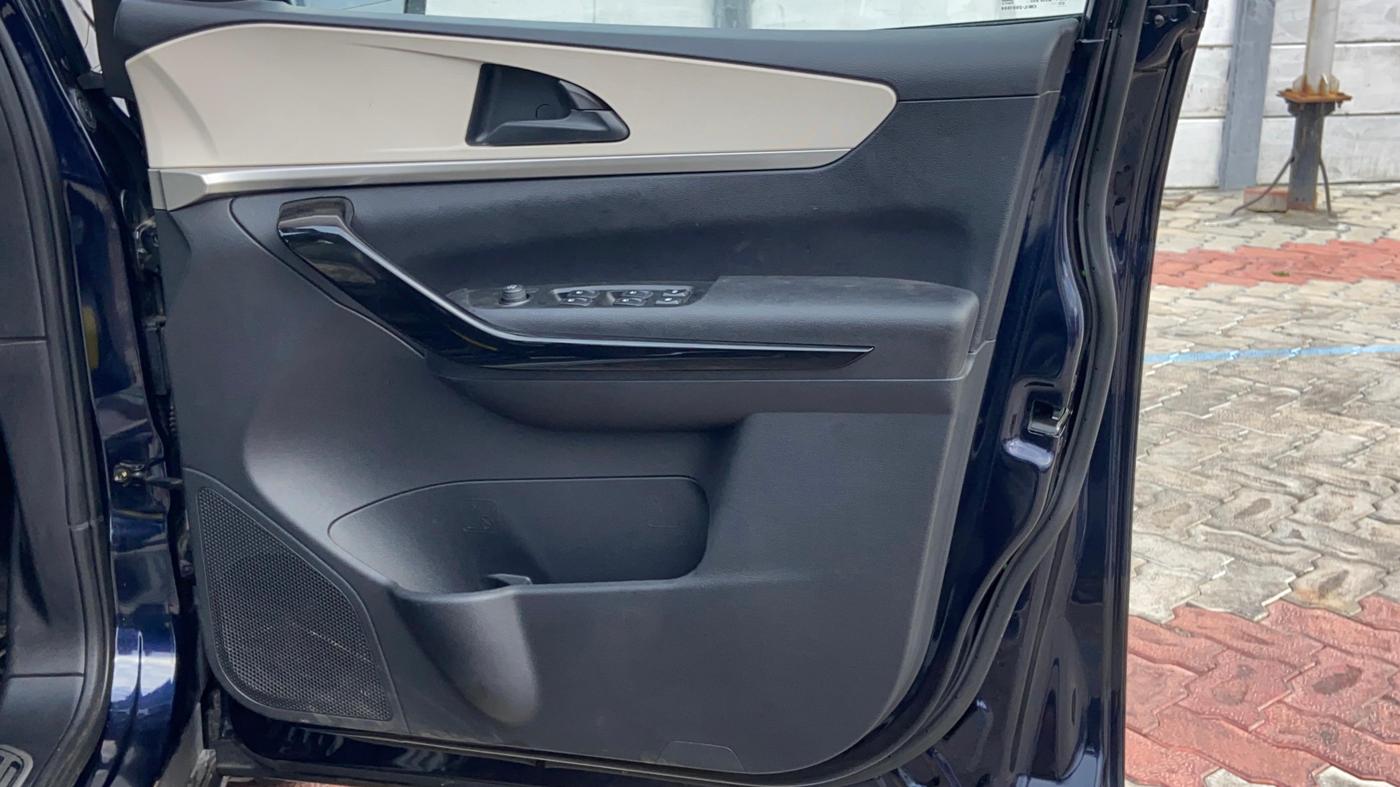 2022 Mahindra XUV700 AX 5 P AT 5 STR, Petrol, Automatic, 20,014 km, Driver Side Door Panels Control