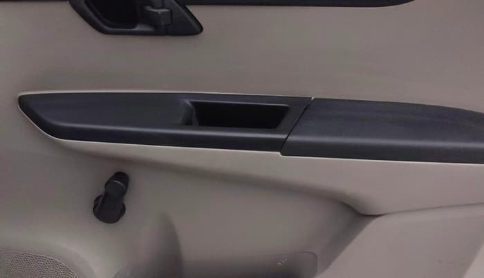 2016 Mahindra Kuv100 K2 6 STR, Petrol, Manual, 52,274 km, Driver Side Door Panels Control