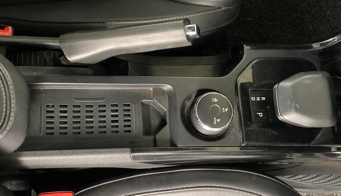 2024 Tata NEXON FEARLESS + SUNROOF DCA DUAL TONE 1.2 PETROL, Petrol, Automatic, 26,543 km, Gear Lever