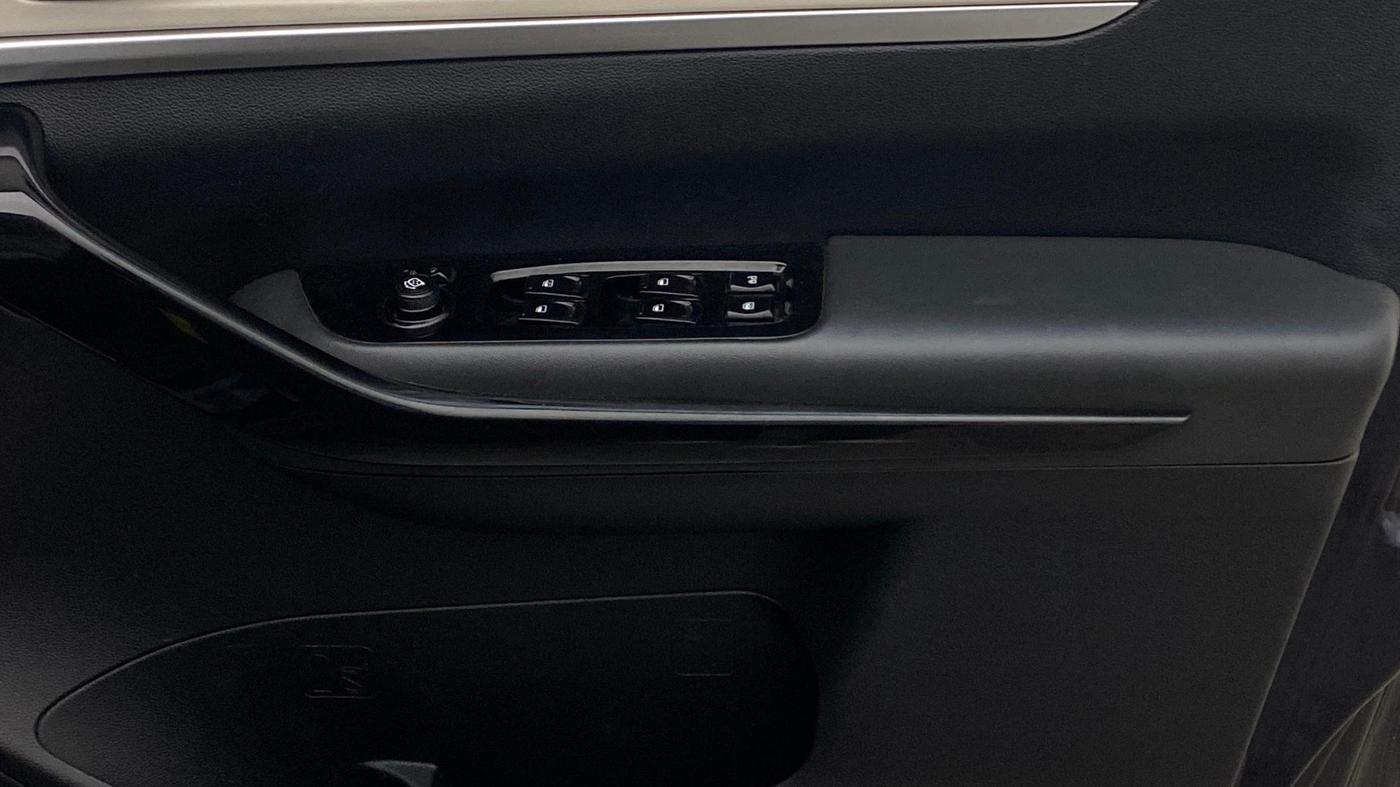 2022 Mahindra XUV700 AX 7 P AT 7 STR, Petrol, Automatic, 78,909 km, Driver Side Door Panels Control